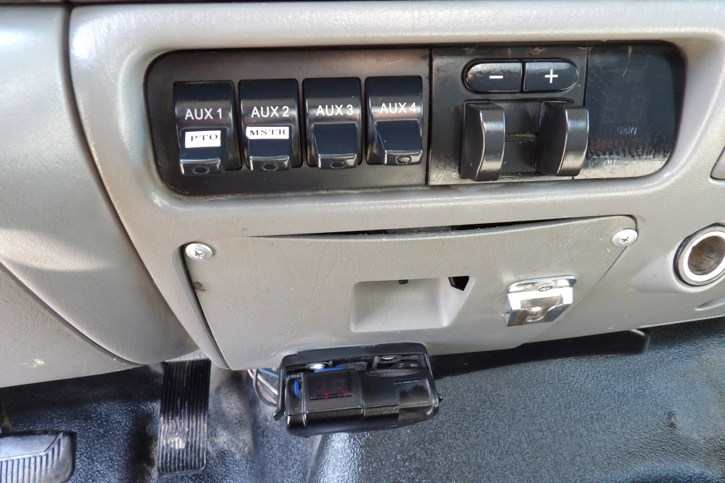 Used 2007 Ford F550 2WD Regular Cab Super Duty image 35