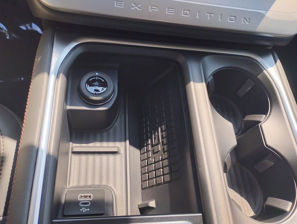 New 2025 Ford Expedition Active image 24