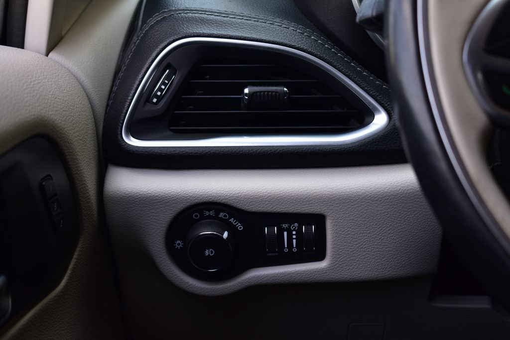 Used 2020 Chrysler Pacifica Limited FWD image 42