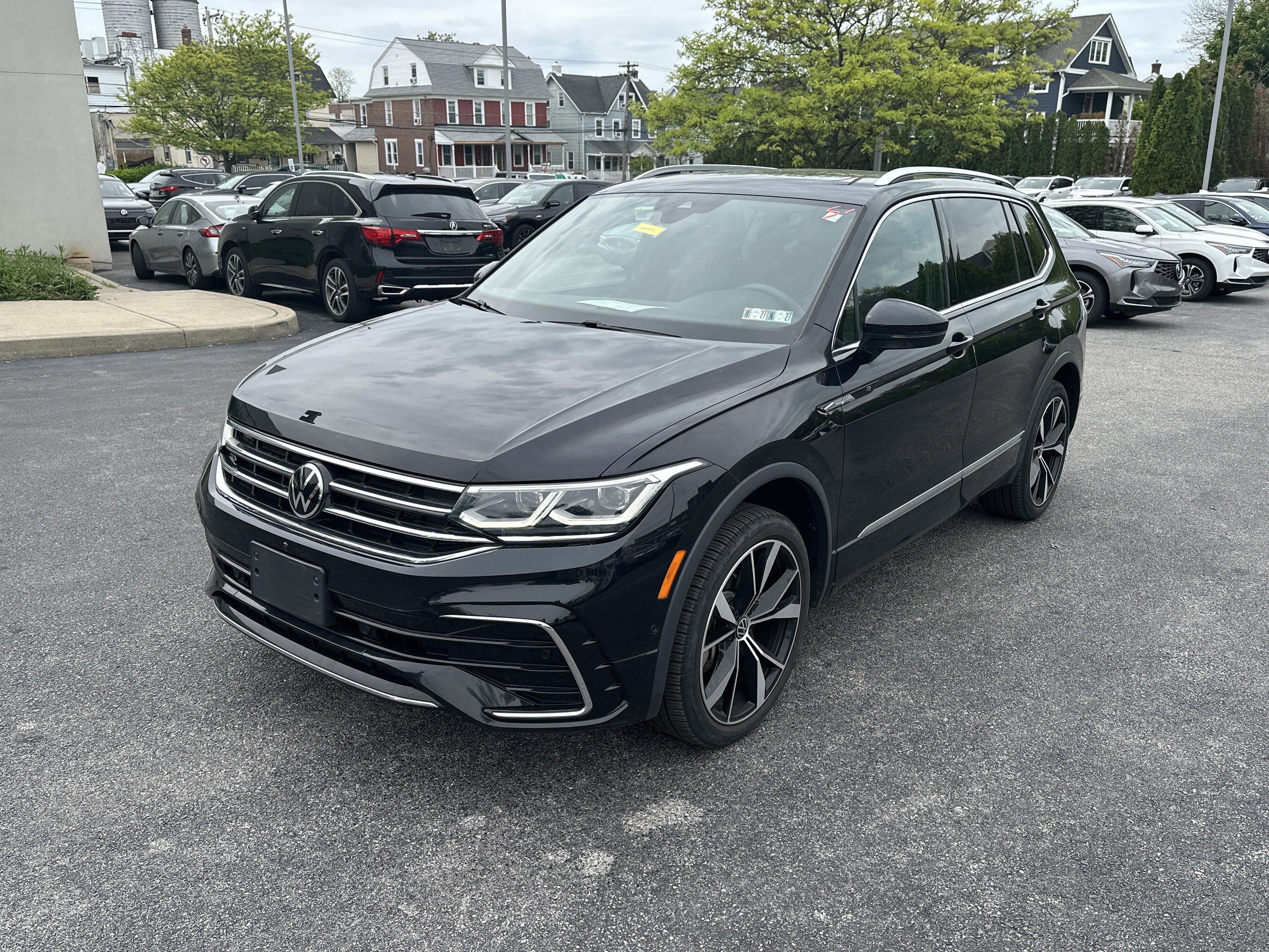 Used 2023 Volkswagen Tiguan SEL R-Line AWD/4WD image 2