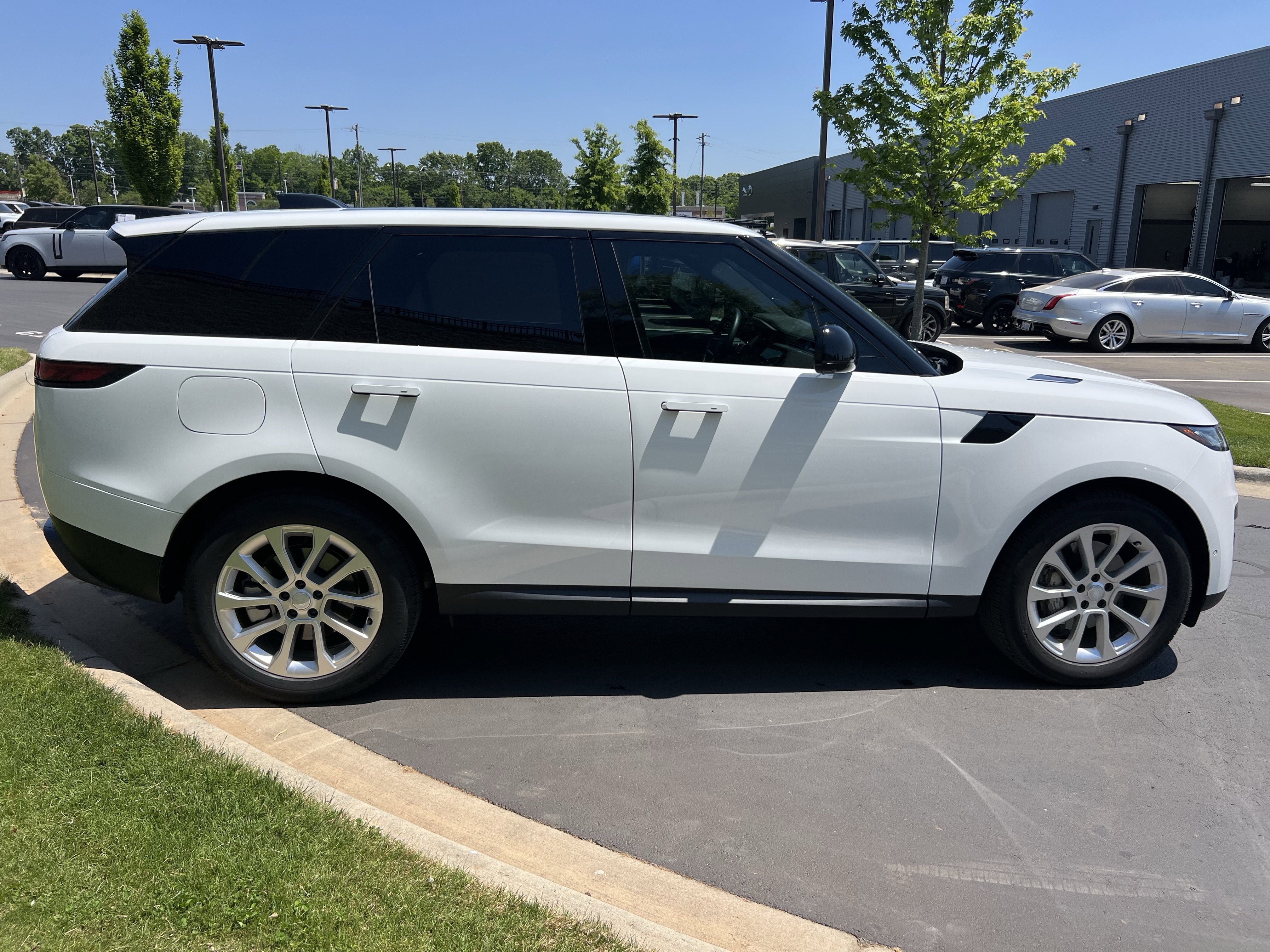 Used 2025 Land Rover Range Rover Sport S AWD/4WD image 9