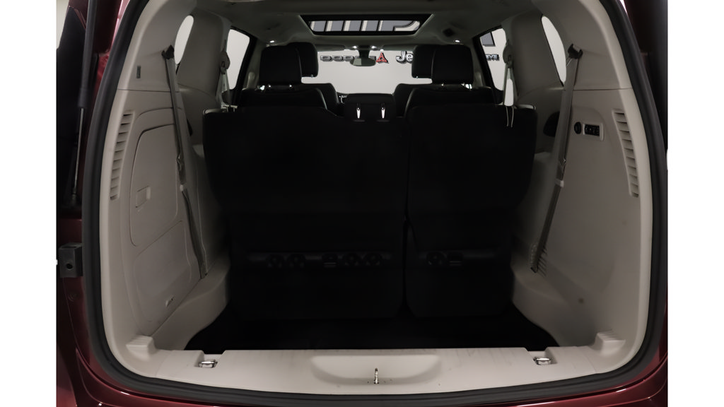 Used 2020 Chrysler Pacifica Limited w/ 8-pass Seating Package FWD image 19