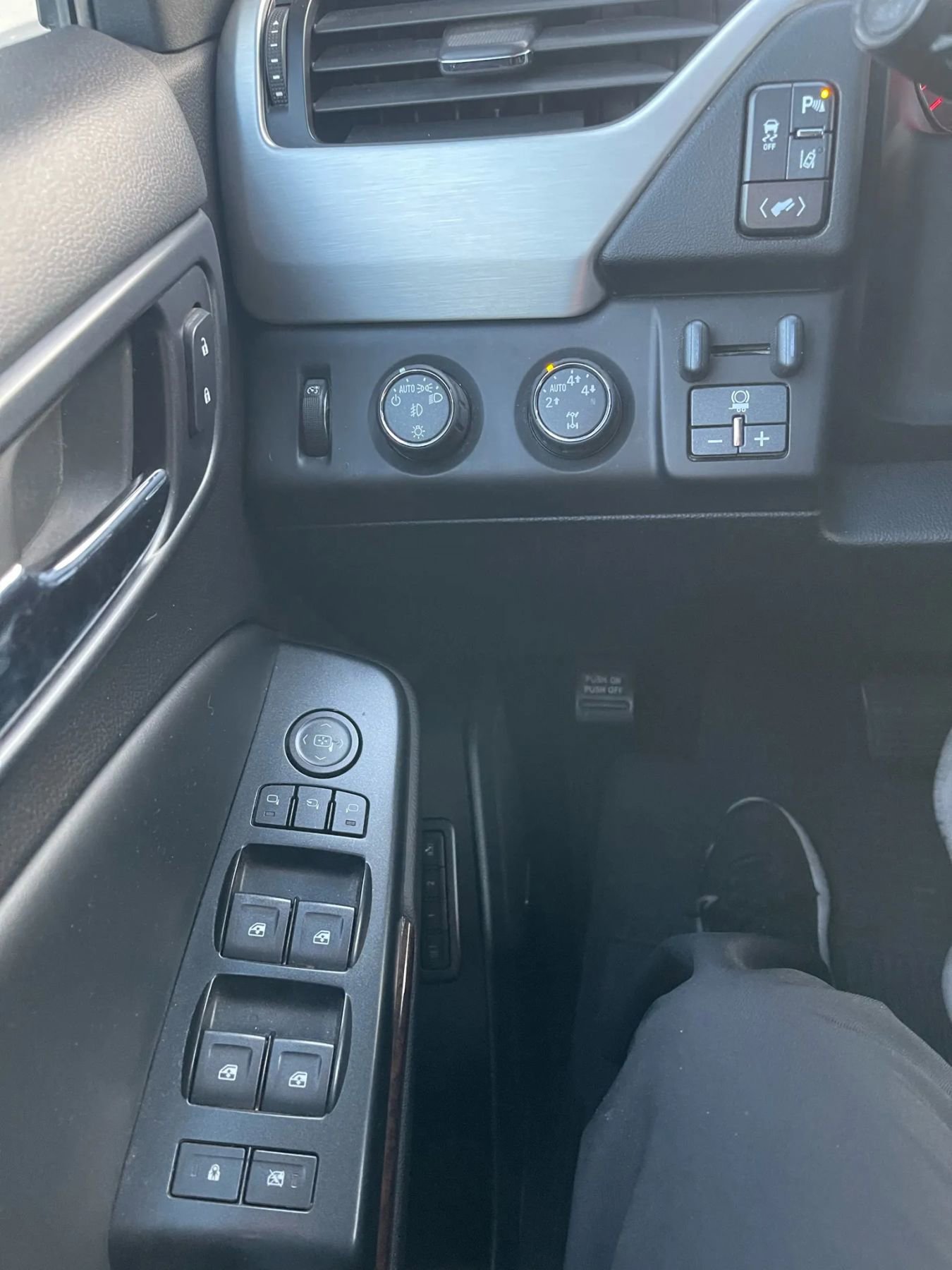 Used 2015 GMC Yukon XL SLT w/ Open Road Package image 18