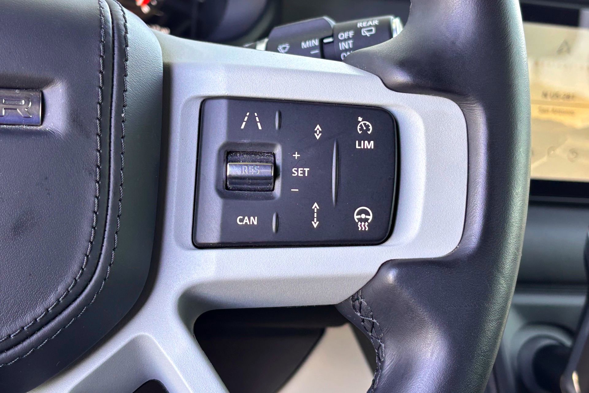 Used 2024 Land Rover Defender 110 X-Dynamic SE image 13