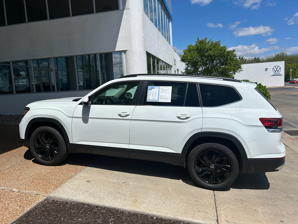 Used 2023 Volkswagen Atlas SE w/ Black Wheel Package AWD/4WD image 8