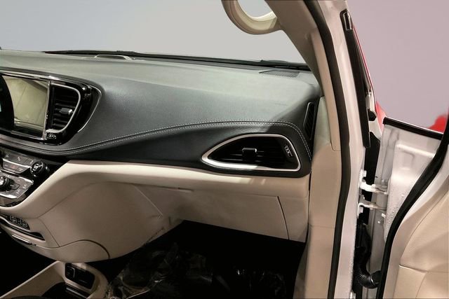 Used 2024 Chrysler Pacifica Limited FWD image 17