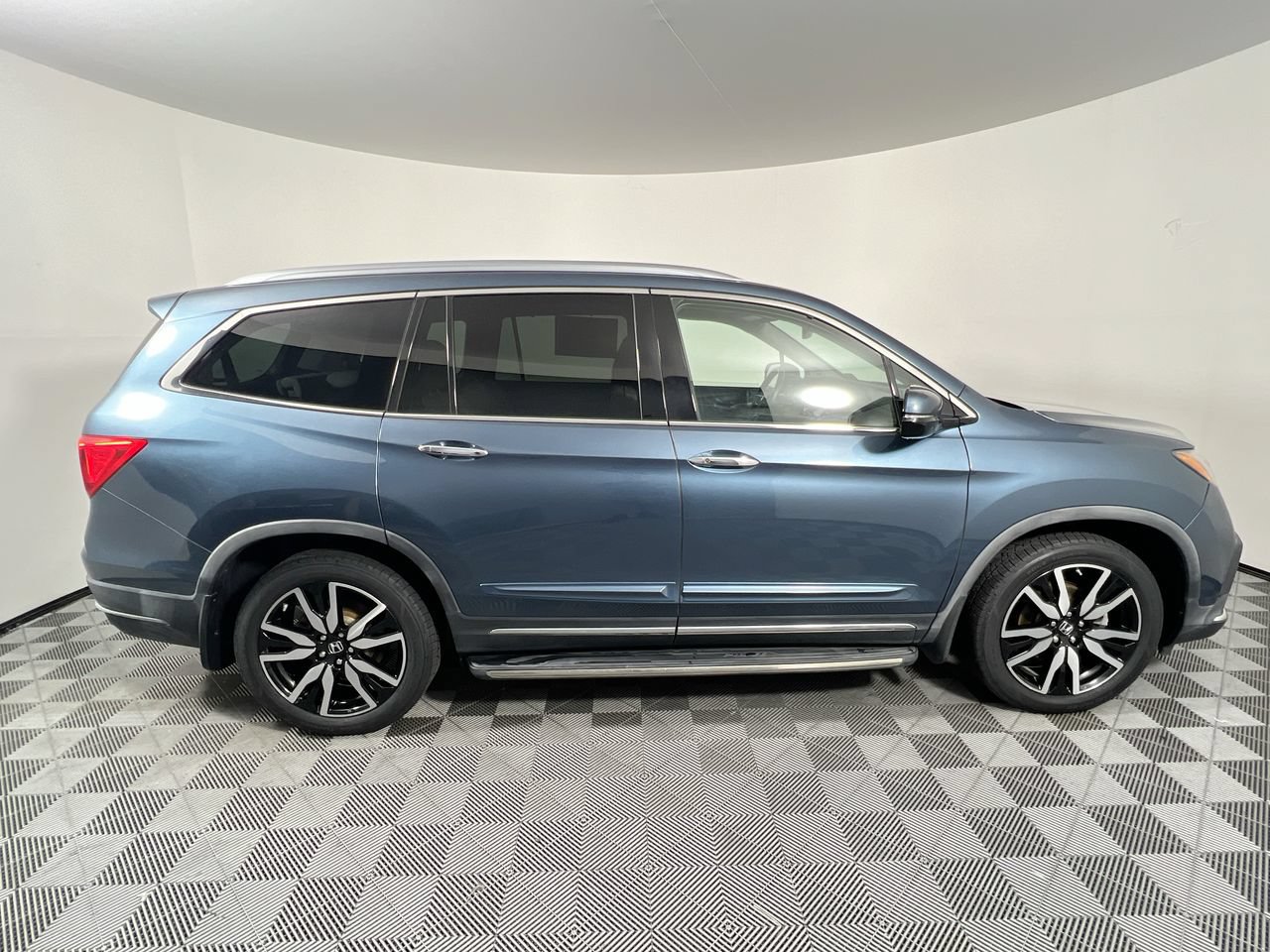 Used 2019 Honda Pilot Touring image 2