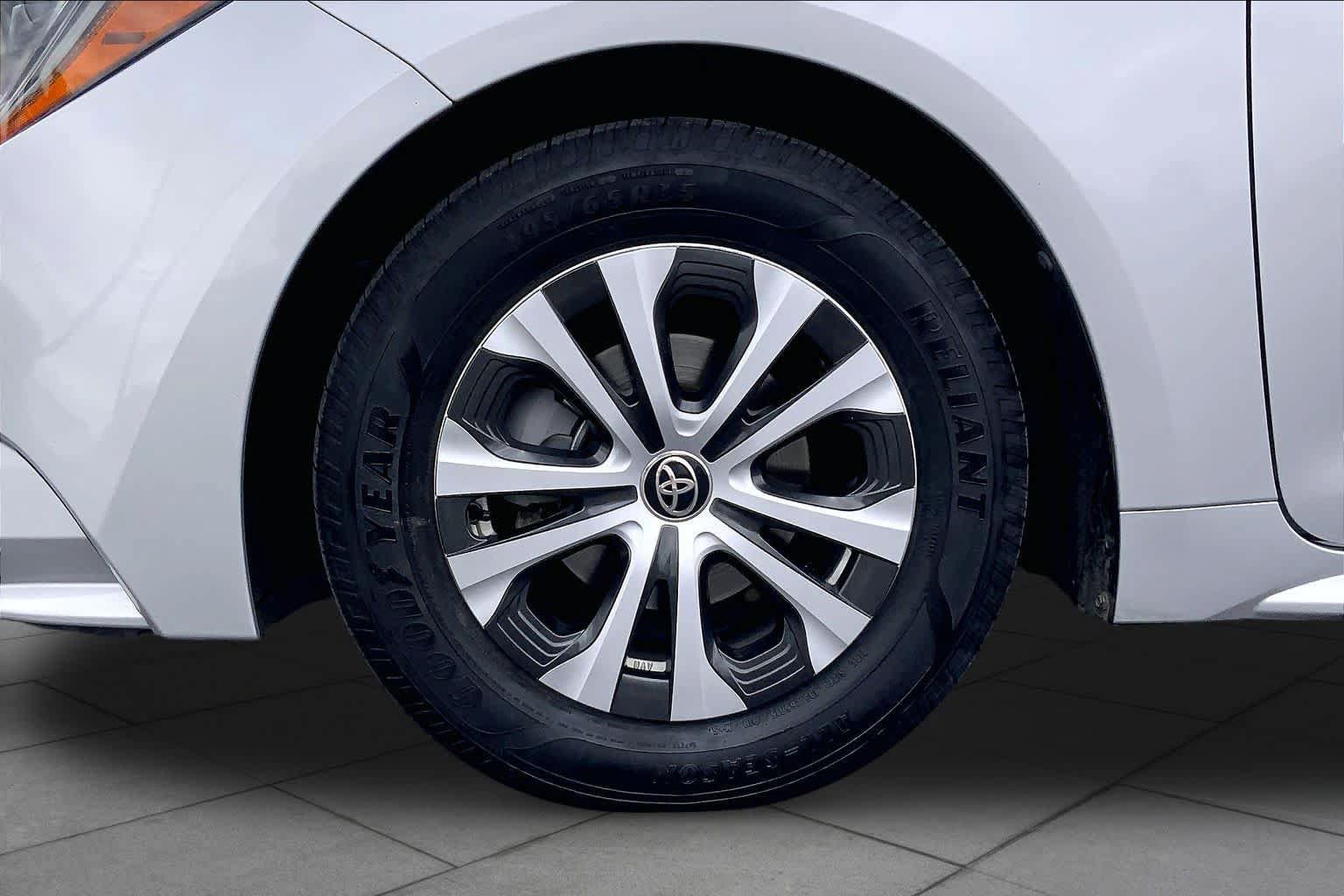 Used 2022 Toyota Corolla LE FWD image 11