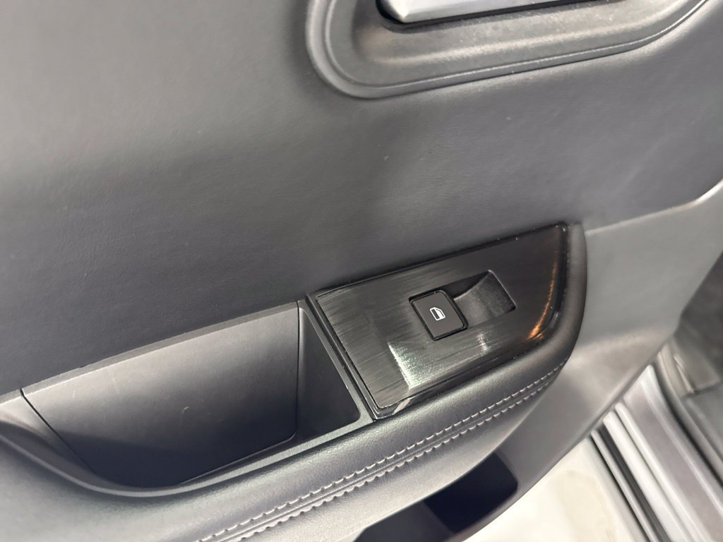Used 2025 Nissan Rogue SV AWD/4WD image 16