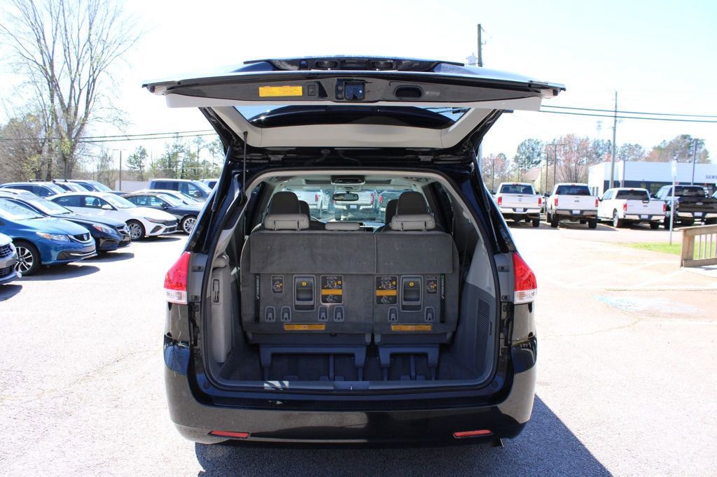 Used 2012 Toyota Sienna XLE image 9