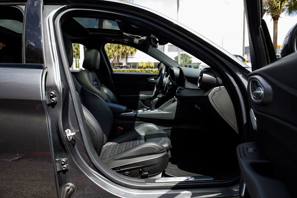 Used 2022 Alfa Romeo Giulia Veloce image 34