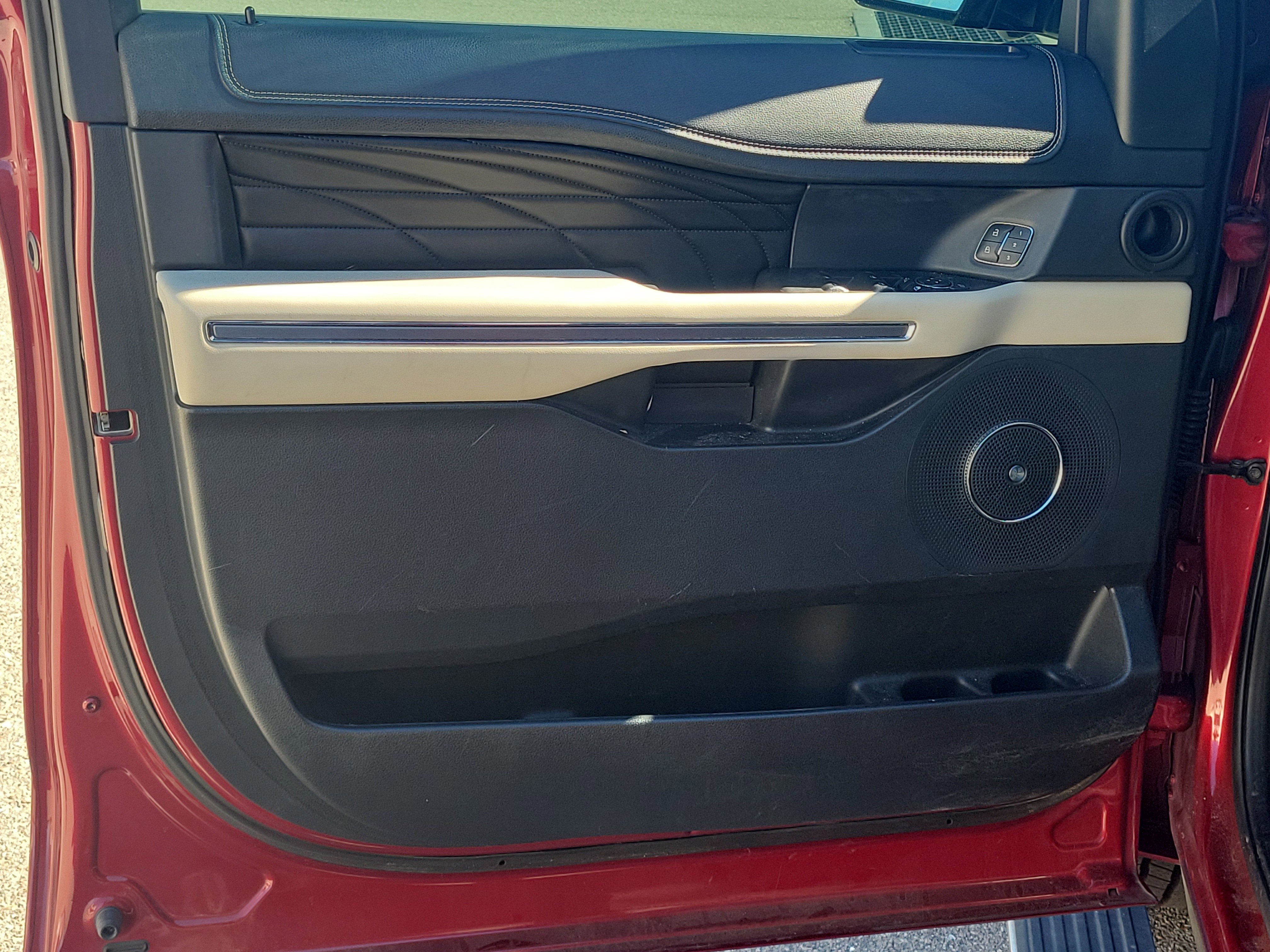 Used 2019 Ford Expedition Platinum image 18