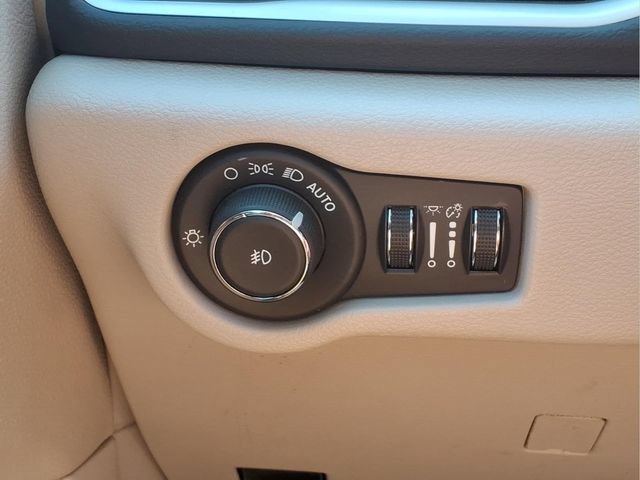 Used 2024 Chrysler Pacifica Touring-L FWD image 13