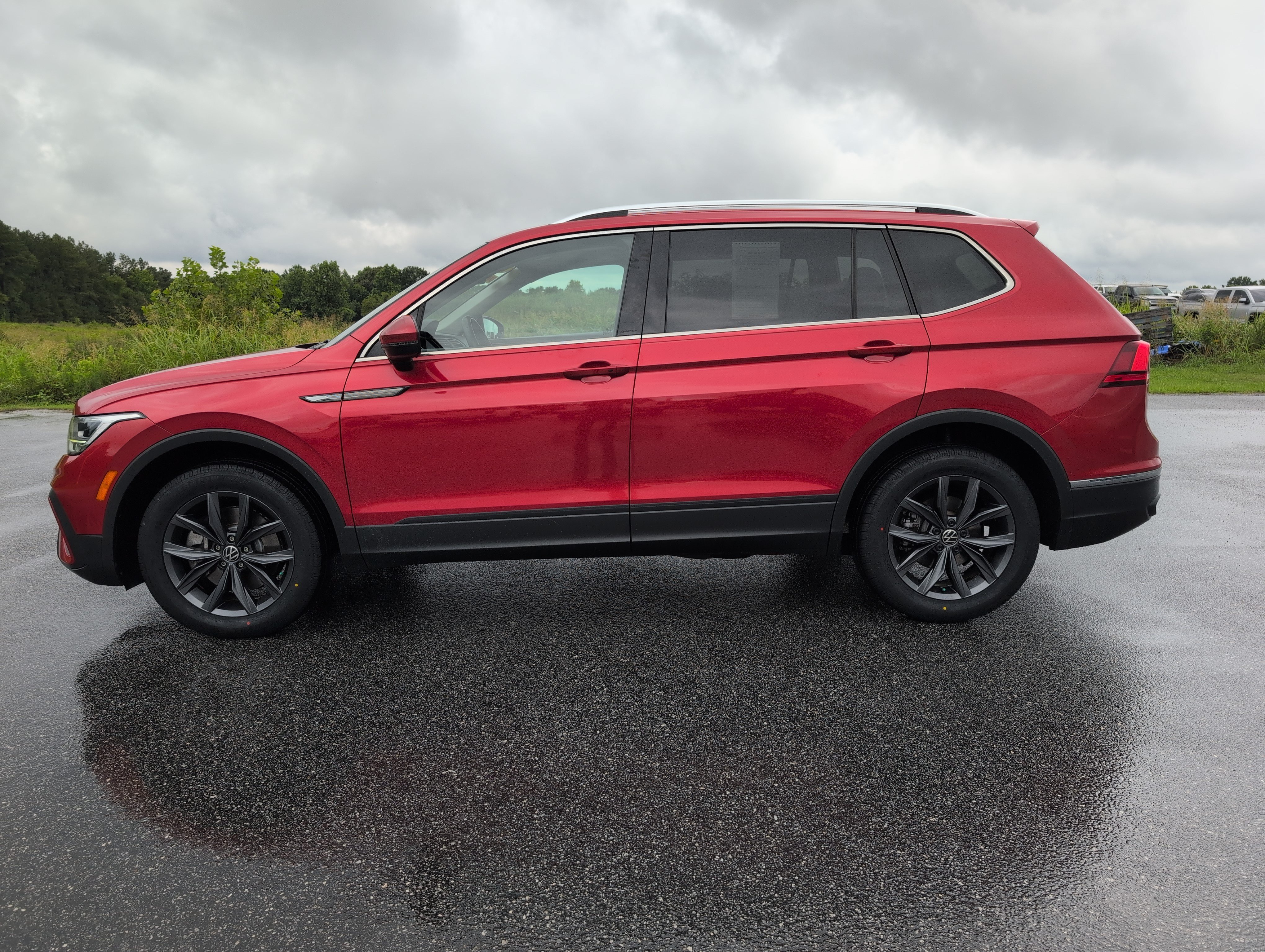 Used 2023 Volkswagen Tiguan SE FWD image 3