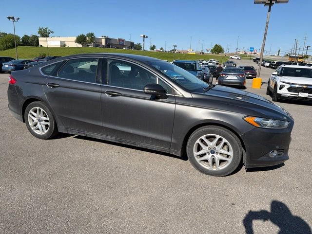 Used 2016 Ford Fusion SE w/ Equipment Group 202A FWD image 2