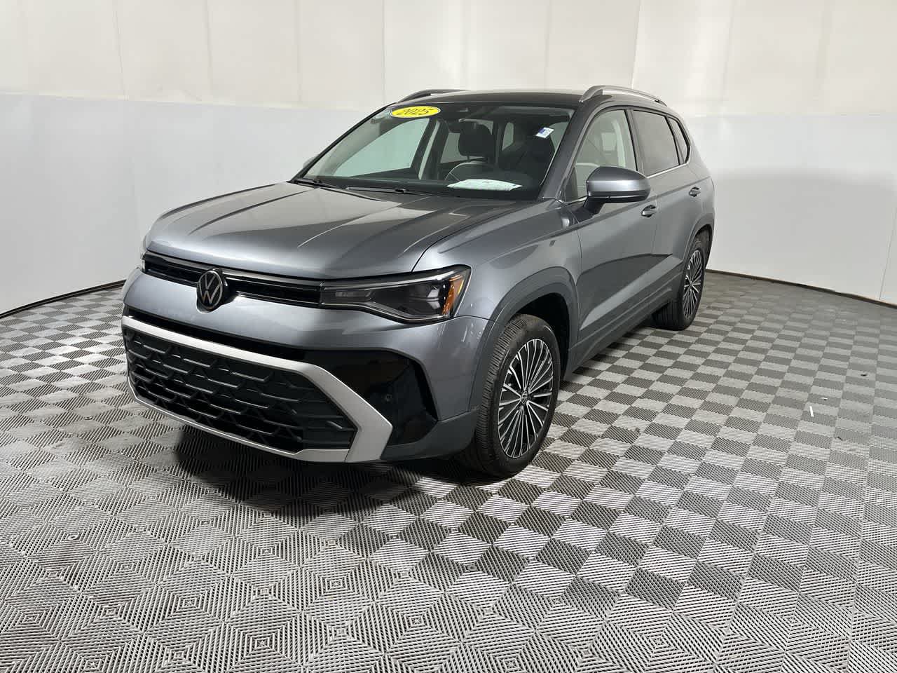 Used 2025 Volkswagen Taos SE FWD image 4