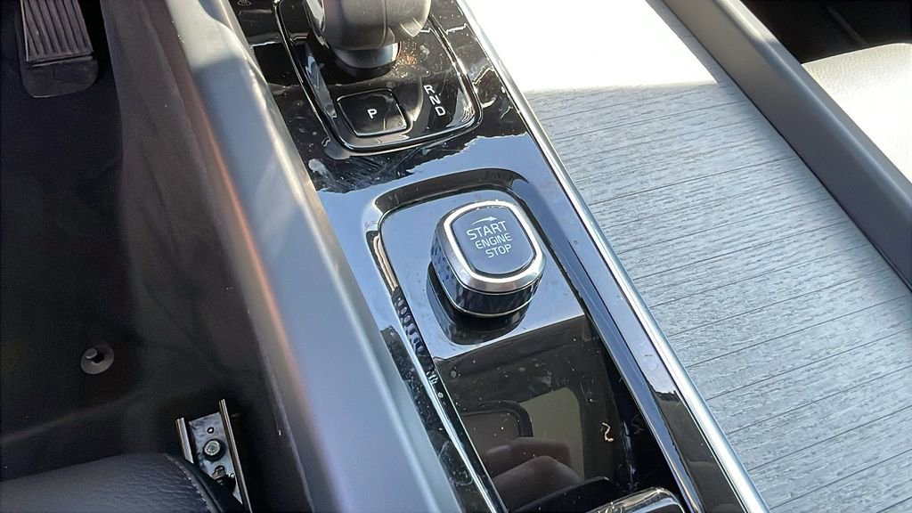 Used 2025 Volvo XC60 B5 Plus AWD/4WD image 17