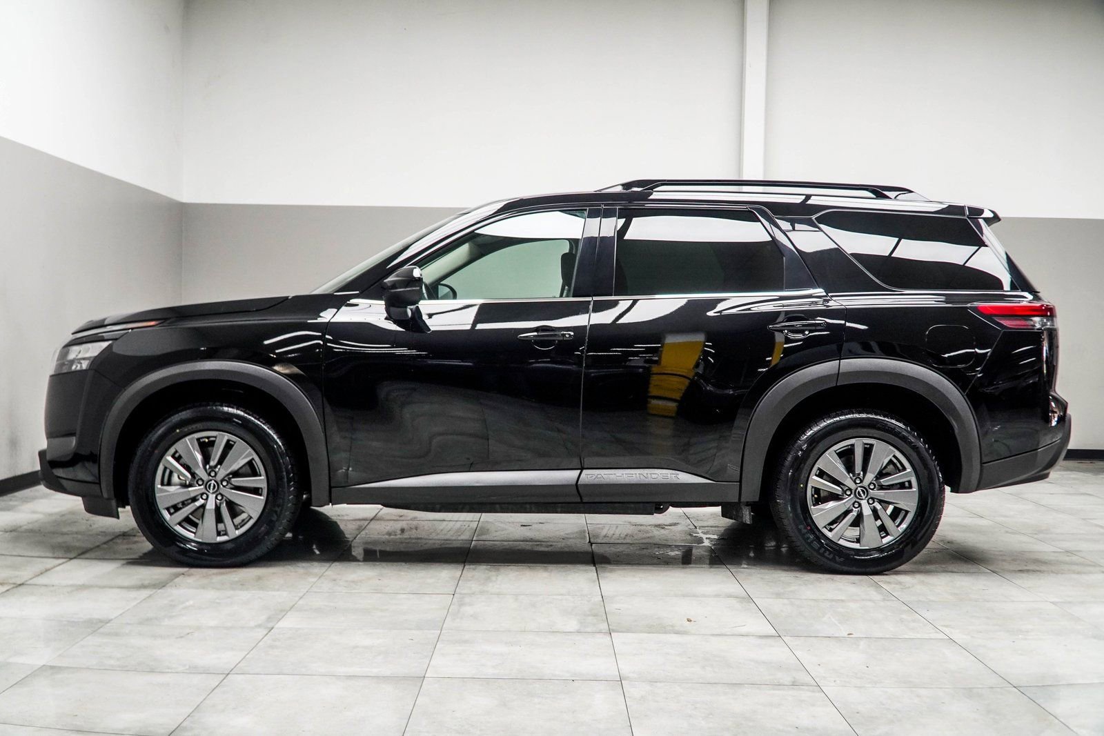 Used 2025 Nissan Pathfinder SV image 9