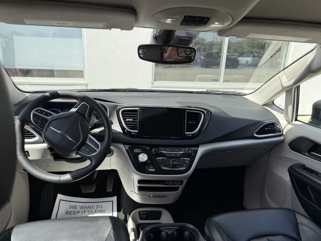 Used 2023 Chrysler Pacifica Touring-L FWD image 21