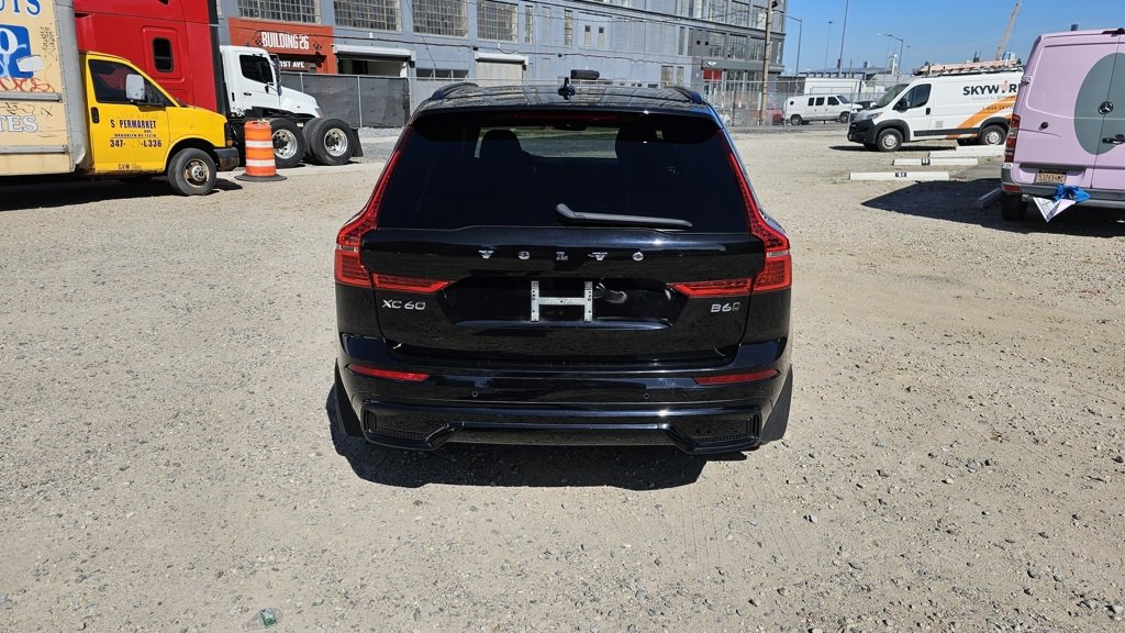 Certified 2022 Volvo XC60 B6 R-Design w/ Climate Package image 4