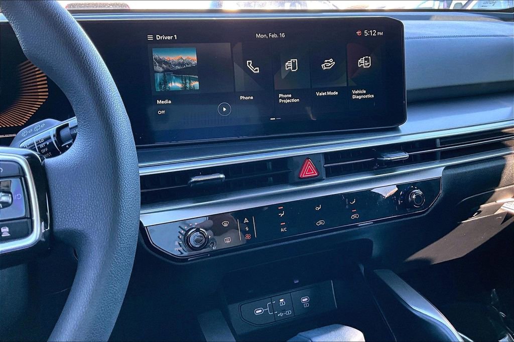 Used 2025 Kia Sorento LX image 8