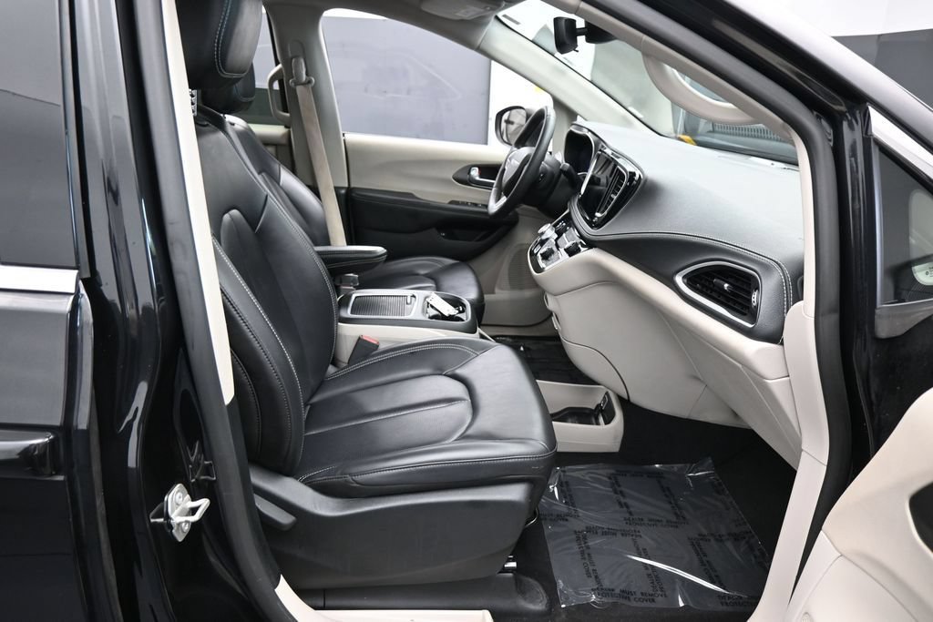 Used 2023 Chrysler Pacifica Touring-L FWD image 42
