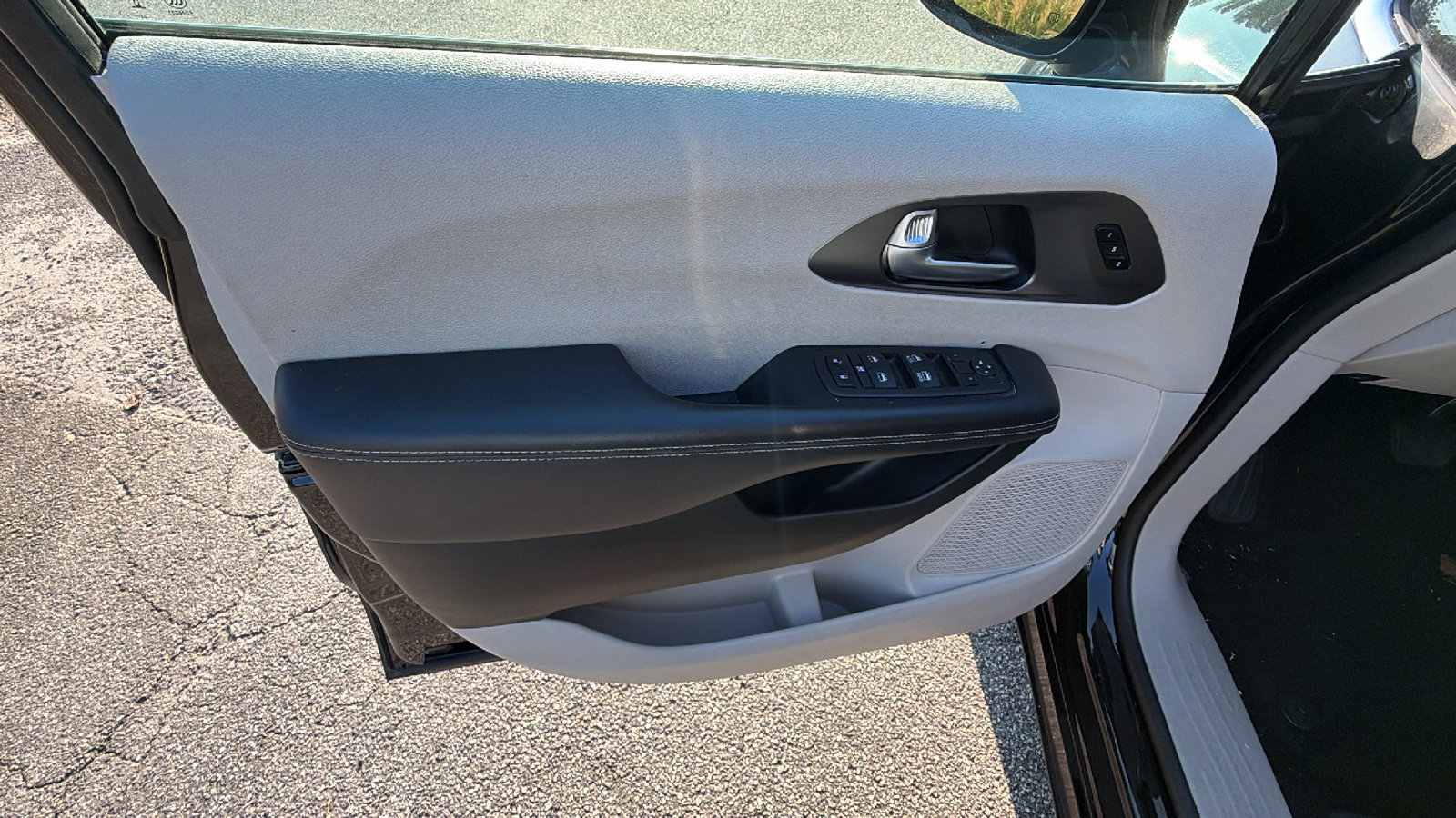 Used 2024 Chrysler Pacifica Touring-L FWD image 14