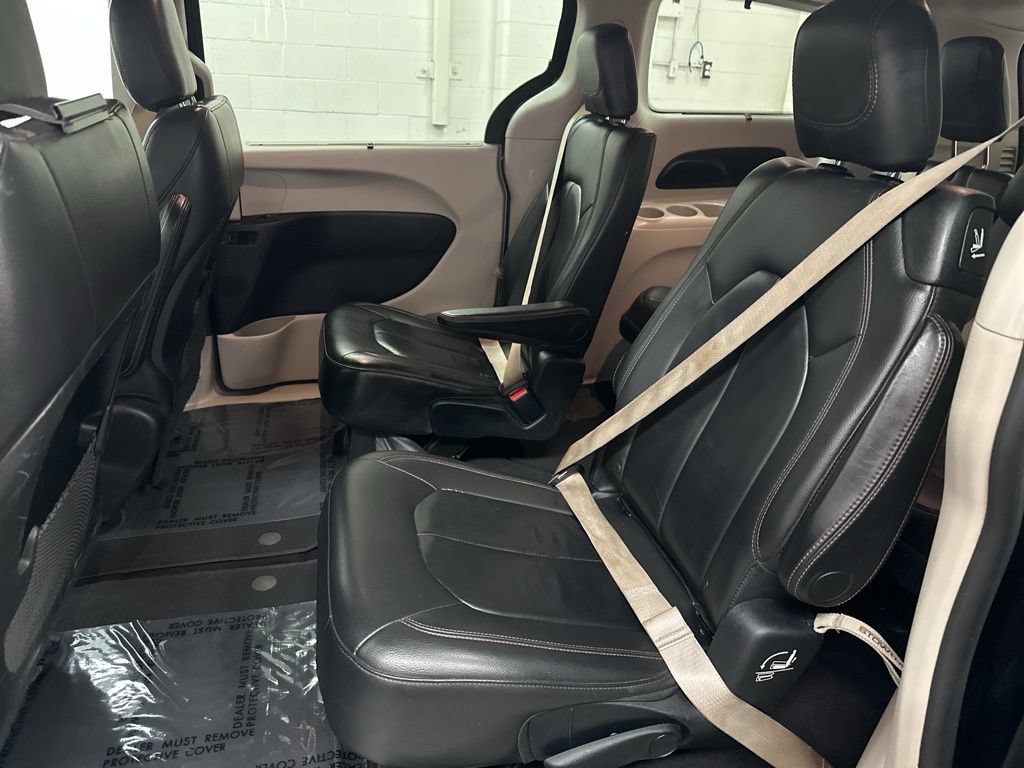 Used 2017 Chrysler Pacifica Touring-L FWD image 21