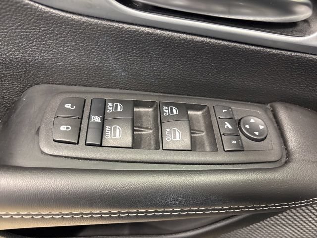 Used 2026 Chrysler Pacifica Limited FWD image 33