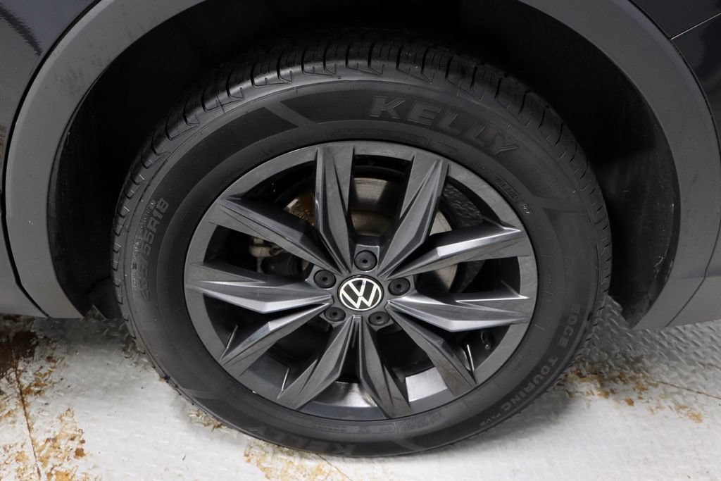 Used 2024 Volkswagen Tiguan SE w/ Panoramic Sunroof Package AWD/4WD image 19