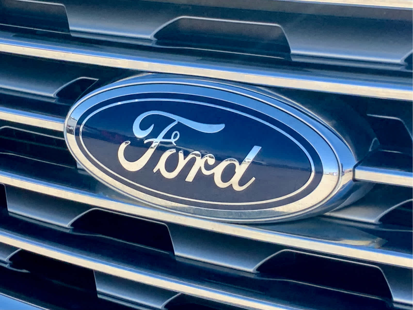 Used 2019 Ford Edge Titanium FWD image 16