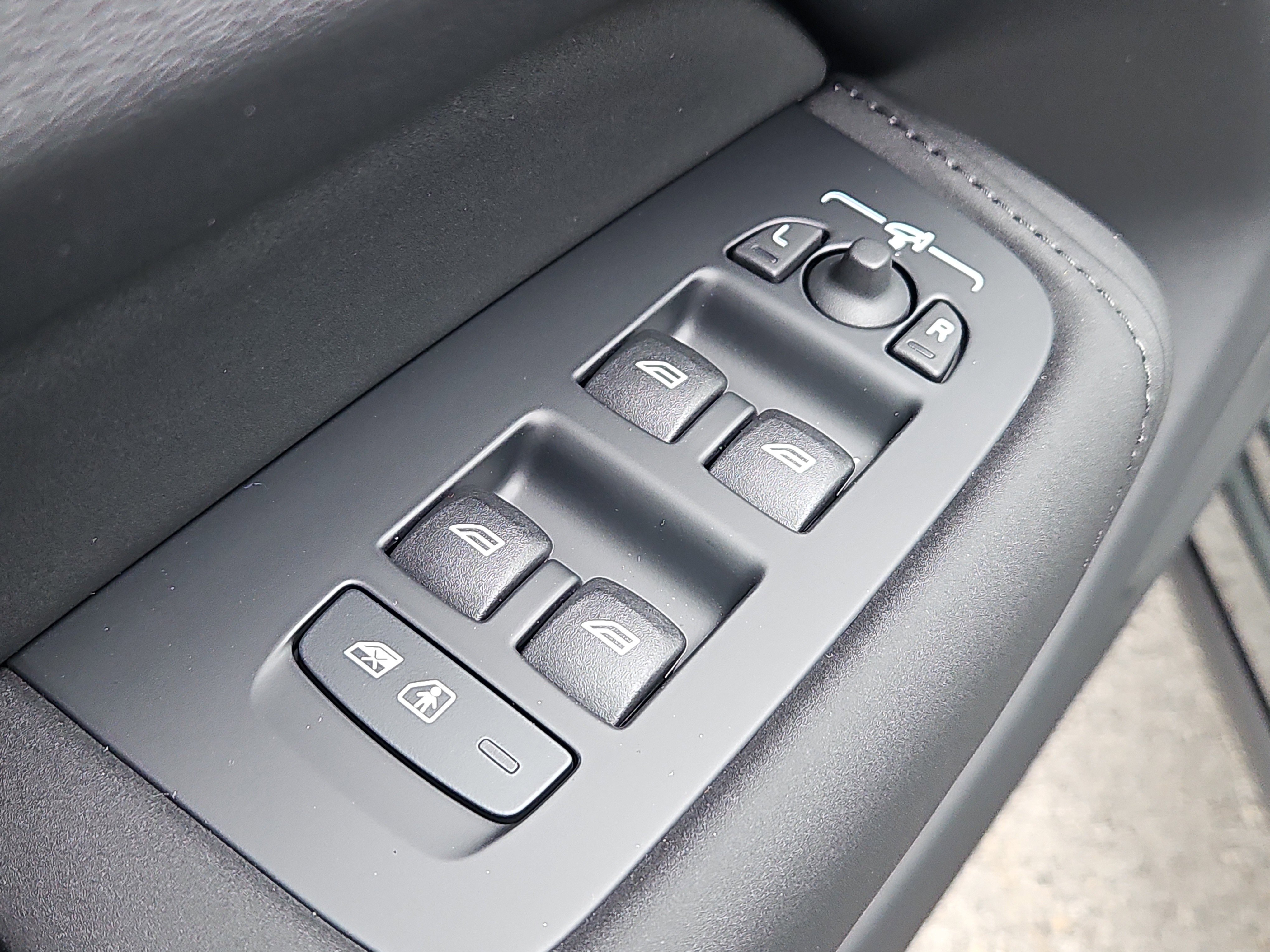 New 2026 Volvo XC60 B5 Ultra w/ Protection Package Premier image 18