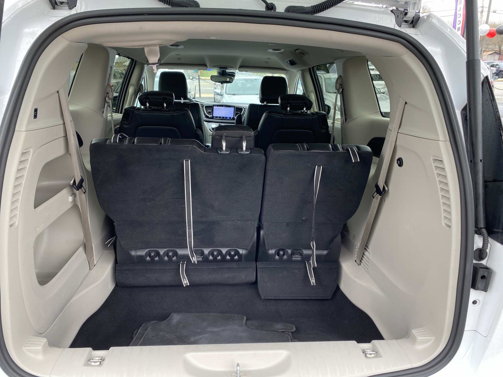 Used 2024 Chrysler Pacifica Touring-L FWD image 5
