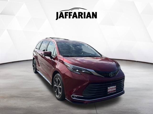 Certified 2025 Toyota Sienna Platinum AWD/4WD image 1