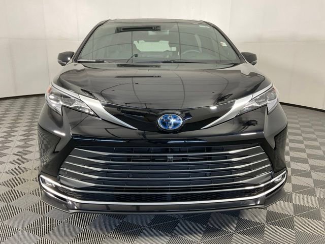 Used 2025 Toyota Sienna Platinum AWD/4WD image 2