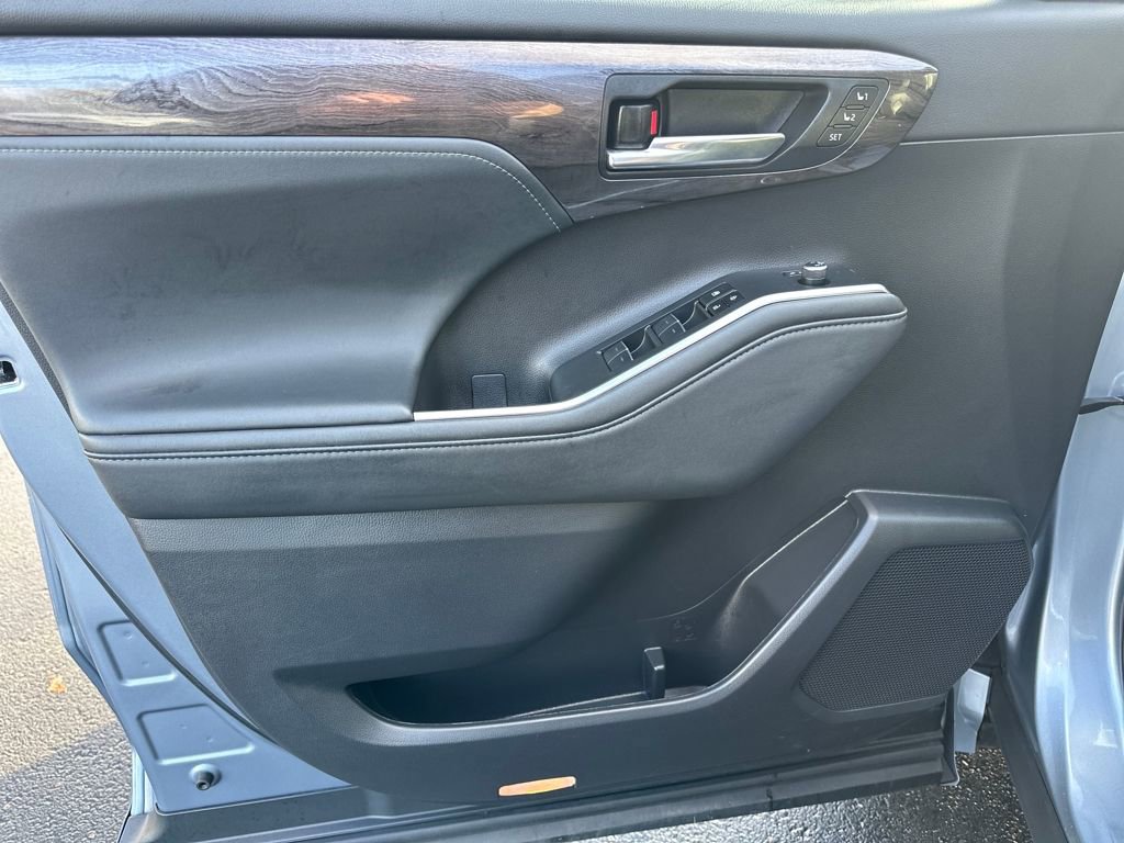 Used 2023 Toyota Highlander Limited image 10