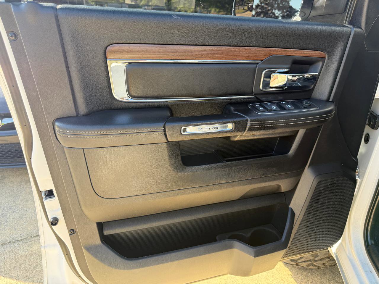 Used 2016 RAM 3500 Laramie RWD image 10