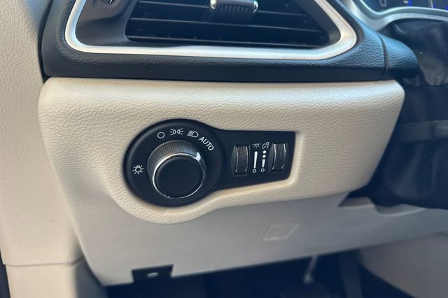 Used 2022 Chrysler Voyager LX image 36