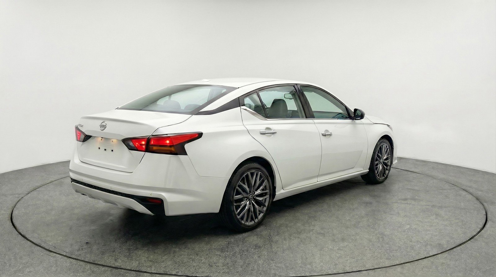 Used 2025 Nissan Altima 2.5 SV image 9