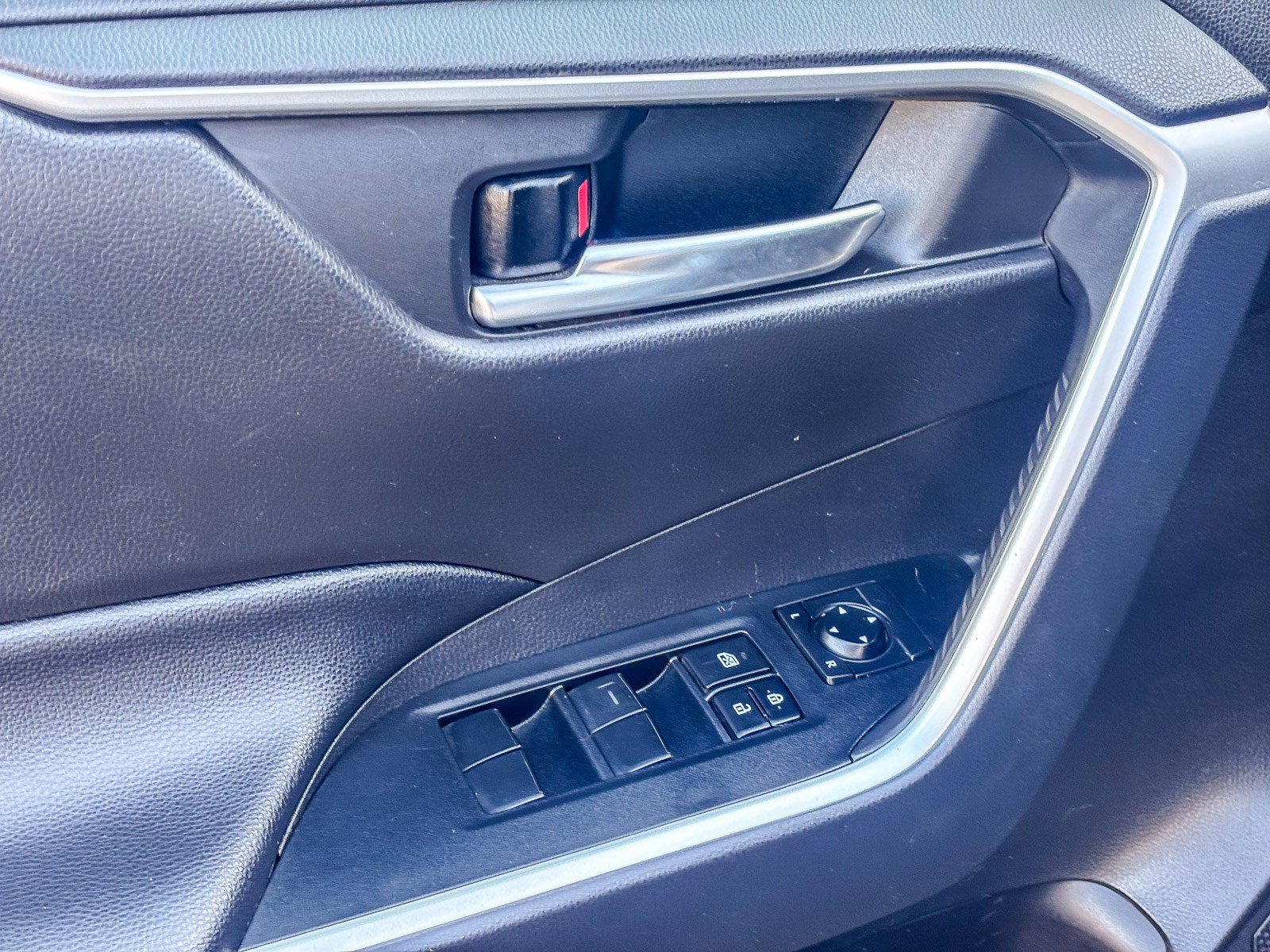 Used 2021 Toyota RAV4 XLE w/ Convenience Package image 22