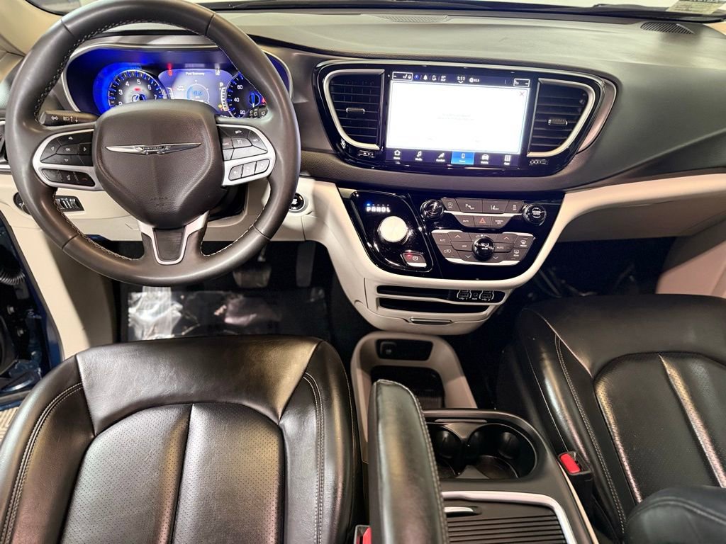 Used 2023 Chrysler Pacifica Touring-L image 11