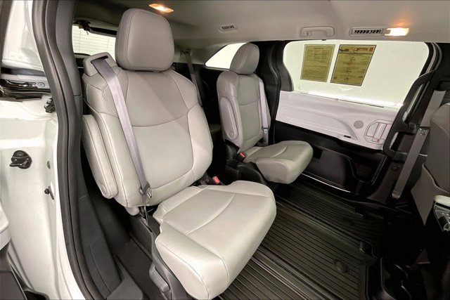Used 2025 Toyota Sienna XLE image 19