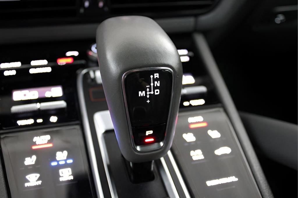 Used 2023 Porsche Cayenne AWD/4WD image 28