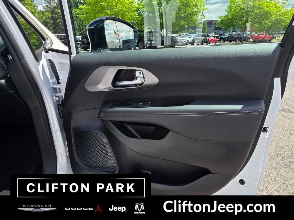 Used 2026 Chrysler Pacifica Select FWD image 14