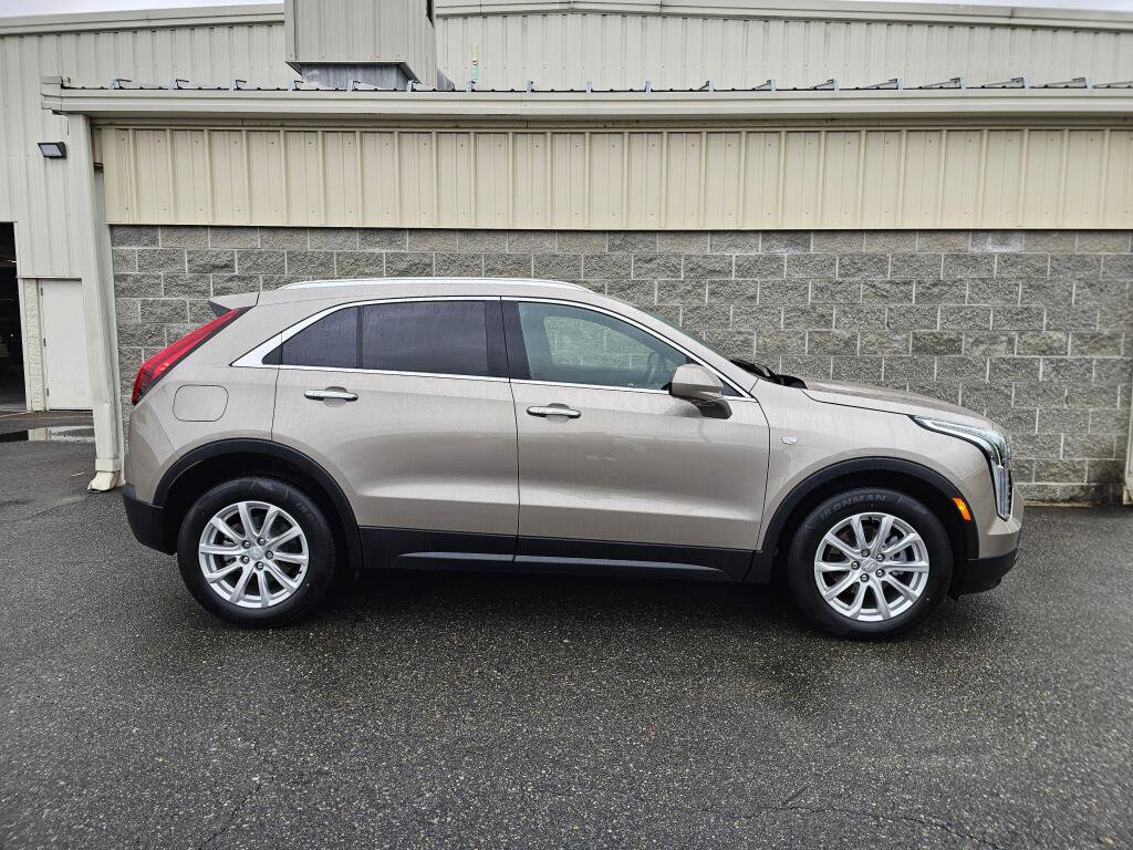 Used 2023 Cadillac XT4 Luxury w/ Cold Weather Package AWD/4WD image 9