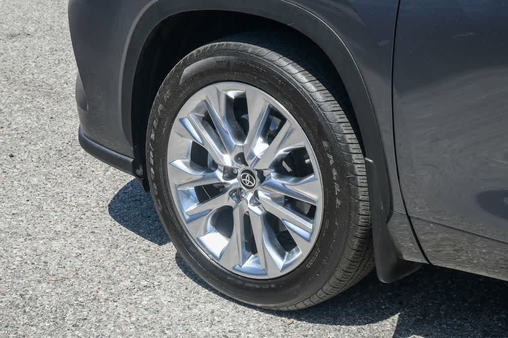 Used 2024 Toyota Highlander Limited FWD image 10