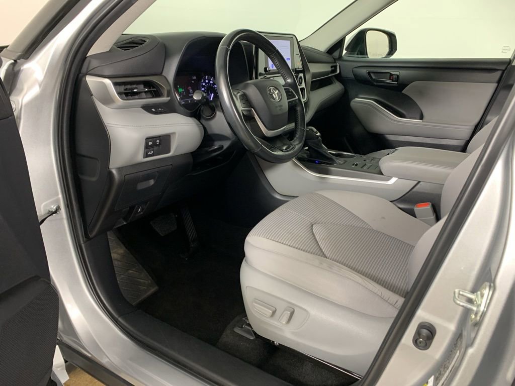 Used 2023 Toyota Highlander LE image 32