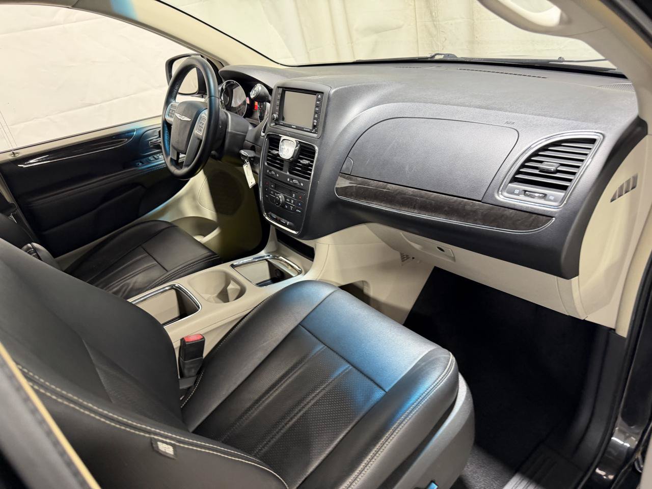 Used 2016 Chrysler Town & Country Touring FWD image 13