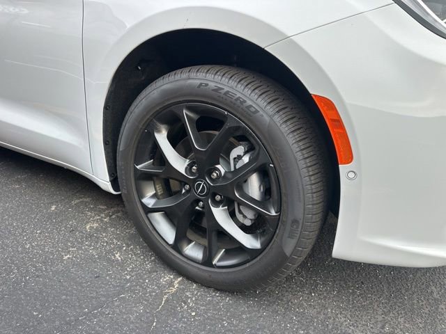New 2026 Chrysler Pacifica Limited w/ S Appearance Package image 3