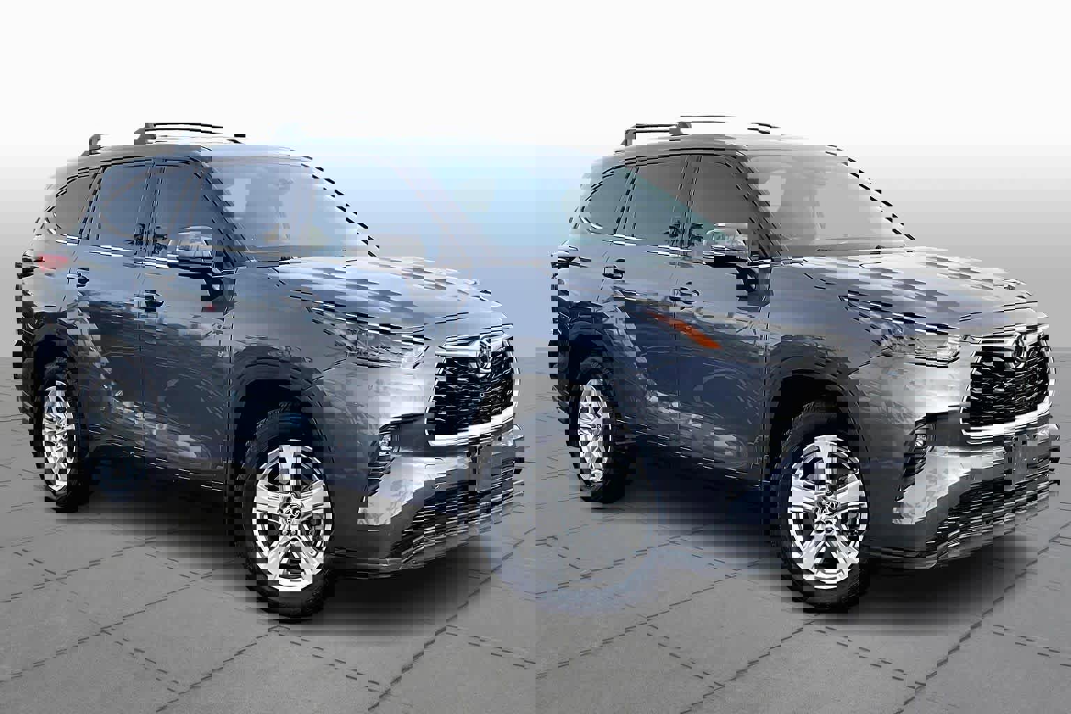 Used 2022 Toyota Highlander LE image 2